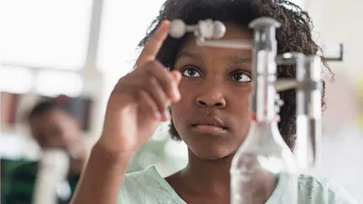 Élève manipulant du matériel de laboratoire
